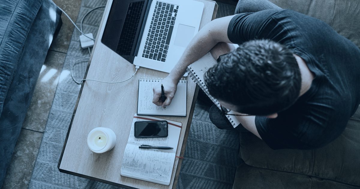 Equipo de una pyme revisando las subvenciones y ayudas públicas para empresas Equipo de una pyme revisando las subvenciones y ayudas públicas para empresas